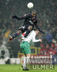 Fussball UCL: Bremen - Lyon, Zweikampf