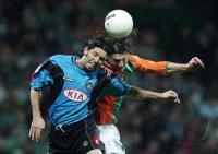 Fussball Champions League: Bremen - Udinese, Zweikampf