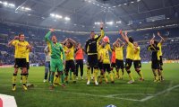 Fussball 1. Bundesliga : Kevin Grosskreutz, Torwart Roman Weidenfeller, Patrick Owomoyela, Lucas Barrios  (v. li., Borussia Dortmund)
