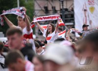 Fussball DFB Pokal Finale 24/25: Arminia Bielefeld - VfB Stuttgart, Public Viewing auf dem Schlossplatz