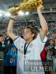 Fussball DFB-POKAL: BAYERN - LAUTERN, HARGRAVES mit Pokal