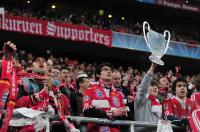 FUSSBALL  International CHL 09/10: FC Bayern Fans mit einem CHL Pokal