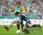 Fussball 1. Bundesliga: Bremen - Hannover, Zweikampf