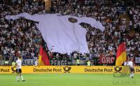 FUSSBALL INTERNATIONAL: Deutschland Fankurve mit einem Trikot Banner