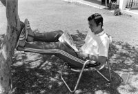 Fussball-WM 1970 Trainingslager Deutschland: Beckenbauer liest Zeitung.