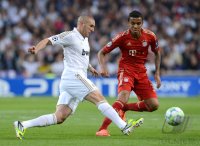 Fussball International, Champions League Saison 2011/2012: Karim Benzema (li, Real Madrid) gegen Luiz Gustavo (FC Bayern Muenchen)