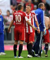 Fussball 1. Bundesliga : Arjen Robben diskutiert nach dem Spiel mit Bastian Schweinsteiger (FC Bayern Muenchen)