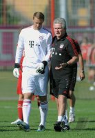 Fussball 1. Bundesliga 2010/2011: Torwart Manuel Neuer (FC Bayern Muenchen) und Trainer Jupp Heynckes  (FC Bayern Muenchen)