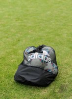 Fussball 2. Bundesliga: ADIDAS Baelle im Beutel