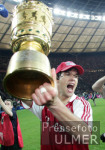 Fussball Pokal Finale: Schalke - Bayern, BALLACK jubelt mit Pokal