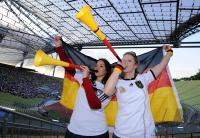 FUSSBALL WM 2010, Public Viewing im Olympiastadion MuenchenFUSSBALL WM 2010, VORRUNDE: Deutschland - Serbien