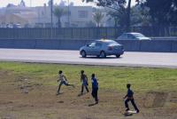 FUSSBALL WM 2010  Kinder spielen Fussball im Township