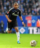 FUSSBALL, 1. BUNDESLIGA, 27. Spieltag: Schalke, FARFAN am Ball
