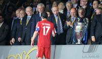 Fussball Champions League Finale: ENTTAEUSCHUNG Mark van Bommel neben dem POKAL  (FCB)