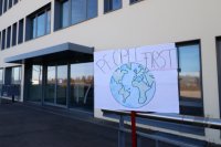 Protestplakat: People first vor dem Tuebinger biopharmazeutisches Unternehmen CureVac AG