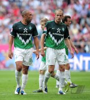 Fussball 1. Bundesliga  Saison 2010/2011: Mikael Silvestre, Petri Pasanen (v. li., SV Werder Bremen)