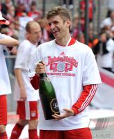 Fussball 1. Bundesliga : Jubel mit Champagner Thomas Mueller (FCB)