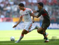 Fussball 1. Bundesliga, Saison 2011/2012:  Mario Gomez (li, FC Bayern Muenchen)  gegen Maza (VfB Stuttgart)