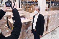 Uebergabe Corona-Schnelltests an Tuebingens Oberbuergermeister Palmer (Die Gruenen)