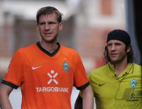 Fussball 1. Bundesliga  Saison 2010/2011:  Torsten Frings  und Per Mertesacker (SV Werder Bremen)