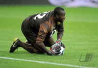 Fussball International Testspiel: Torwart Guy Roland NDY ASSEMBE (Kamerun)