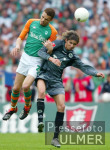 Fussball 1. Bundesliga: Bremen - Hannover, Zweikampf