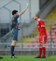 Fussball 3. Bundesliga: Schiri Harm Osmers zeigt die Gelbe Karte Deniz Yilmaz (FC Bayern II)