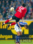 Fussball 1. Bundesliga: Schalke - Leverkusen, Zweikampf