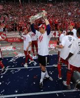 Fussball 1. Bundesliga: Jubel mit Meisterschale, Torwart Hans Joerg Butt (FCB)