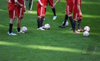 Fussball 1. Bundesliga :  FC Bayern Muenchen Spieler mit dem ADIDA TORFABRIK BALL