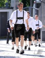 1. Fussball Bundesliga : FC Bayern in Lederhosen bei Paulaner