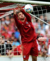Fussball 1. Bundesliga: Thomas Mueller (FC Bayern Muenchen) als Torwart im Tor