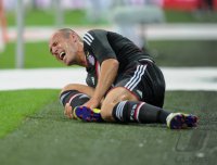 Fussball International Audi Cup 2011: Arjen Robben (FC Bayern Muenchen) verletzt am Boden