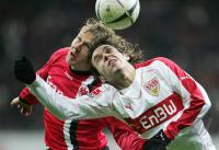 Fussball 1. Bundesliga: Frankfurt - Stuttgart, Zweikampf