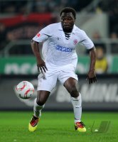Fussball: 1. Bundesliga Saison 2010/2011: St. Pauli, ASAMOAH am Ball