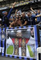 Fussball Champions League Finale: FANS mit Plakat von Trainer Jose Mario Santos Mourinho (Inter)