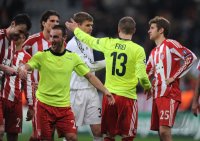 Fussball Champions League: (v. li.) FCB Jubel mit Mark van Bommel, Diego Contento, Bastian Schweinsteiger im Trikot von Alexander Frei (FC Basel)