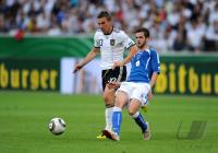 FUSSBALL INTERNATIONAL: Lukas PODOLSKI (li, Deutschland)  gegen Miralem PJANIC (re, Bosnien)