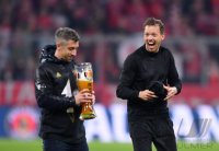 Fussball 1. Bundesliga Saison 21/22: JUBEL FC Bayern Muenchen feiert die 32. Meisterschaft