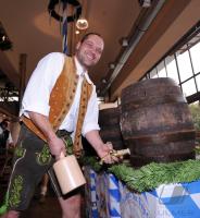 Fussball 2. Bundesliga : Benjamin Lauth und Alexander Ludwig zapfen Bier