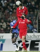 Fussball 1. Bundesliga: Bielefeld - Bayern, Zweikampf