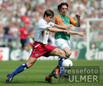 Fussball 1. Bundesliga: Bremen - Hamburg, Zweikampf