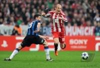 Fussball CHL  Saison 2010/2011: Thiago Motta (li, Inter Mailand) gegen Arjen Robben (re, FC Bayern Muenchen)