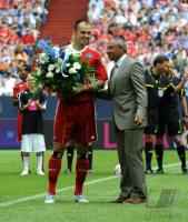 FUSSBALL: LIGA TOTAL CUP 2010 , Trainer, Sportdirektor  Felix Magath (Schalke) verabschiedet Heiko Westermann (HSV)
