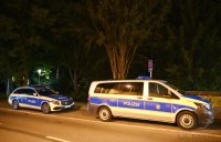 Tuebinger Nachtleben, Menschenansamm lung im Bota (Alte Botanischen Garten) in der Nacht auf Sonntag