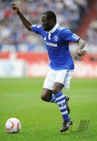 Fussball: 1. Bundesliga Saison 2010/2011: Schalke 04, SARPEI am Ball