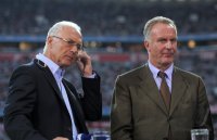 Fussball CHL  Saison 2011/2012: Ehrenpraesident Franz Beckenbauer, Vorstandsvorsitzender Karl Heinz Rummenigge (v. li., FC Bayern Muenchen)
