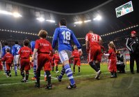 Fussball DFB Pokal 10/11 : Jose Manuel Jurado (li, FC Schalke 04) und Bastian Schweinsteiger (re, FC Bayern Muenchen)  mit den Kindern in die Allianz Arena ein