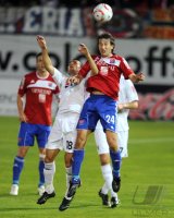 Fussball 3. Bundesliga : Anton Makarenko (li, SV Babelsberg 03) gegen Robert Zillner (re, Unterhaching)