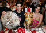 Bankett FCB, Ballack mit Simone und Pokal und Schale
